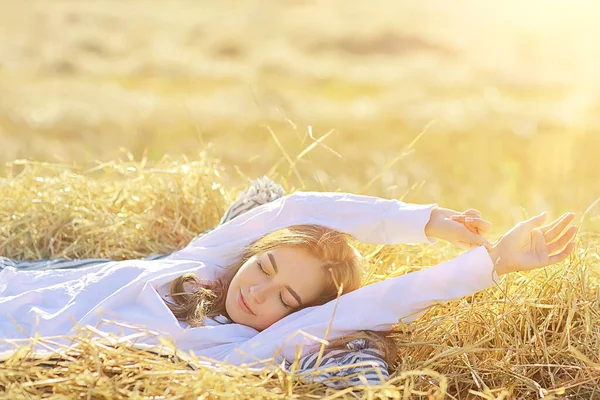 Літній Сонячний Портрет Щасливої Дівчини Жіноче Щастя Сонце Віддзеркалює Солом — стокове фото