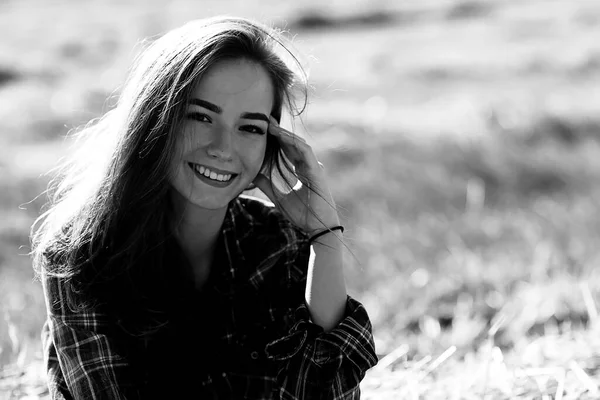 Retrato Blanco Negro Una Chica Alegre Estilo Country Libertad Joven —  Fotos de Stock