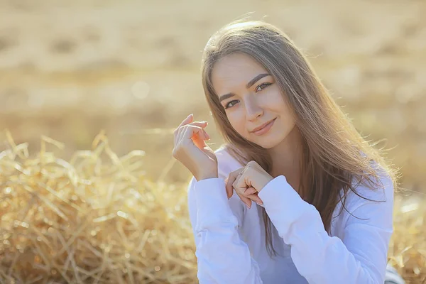 Flicka Sommar Ömhet Vit Skjorta Fält Lycka Frihet Titta Kvinna — Stockfoto