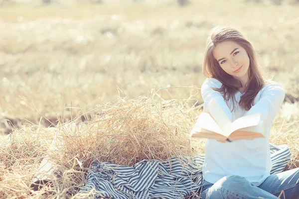 Femmina Che Legge Libro Campo Estivo Donna Paglia Che Legge — Foto Stock