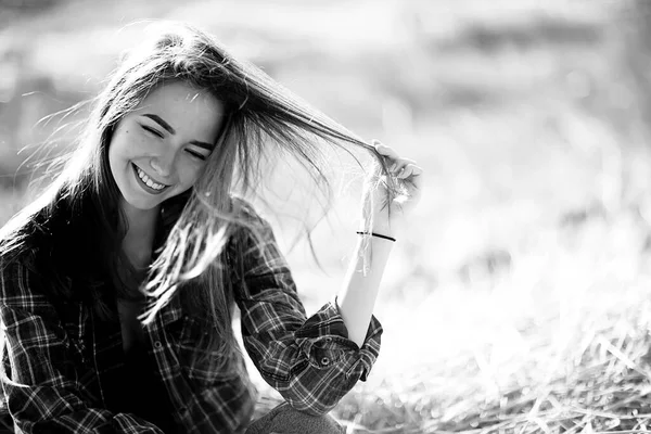 Retrato Preto Branco Uma Menina Alegre Estilo Country Liberdade Jovem — Fotografia de Stock