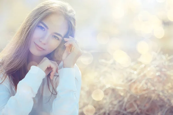 Verano Soleado Retrato Una Chica Feliz Felicidad Femenina Sol Deslumbramiento —  Fotos de Stock