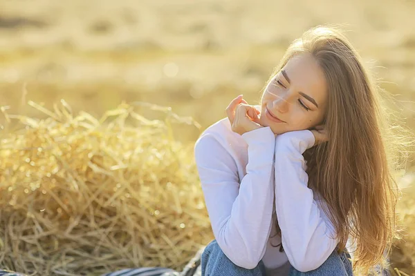 ロマンチックな若いモデル夏のフィールド自然フィールド幸福太陽の風景の女の子 — ストック写真