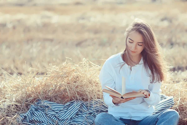 Mujer Leyendo Libro Campo Verano Paja Mujer Leyendo Libro Estudiante —  Fotos de Stock