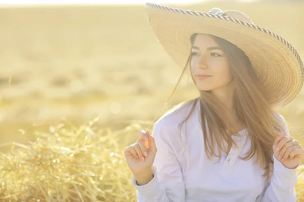 Vacker Lång Hår Brunett Fält Sommar Vind Frisk Långt Hår — Stockfoto