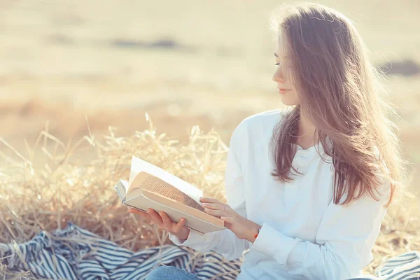 Fêmea Lendo Livro Campo Verão Mulher Palha Lendo Livro Estudante — Fotografia de Stock