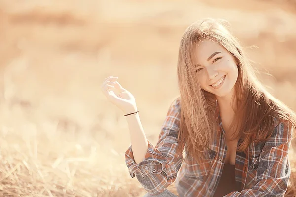 Modelo Chica País Camisa Jaula Campo Paja Joven Verano Paisaje —  Fotos de Stock