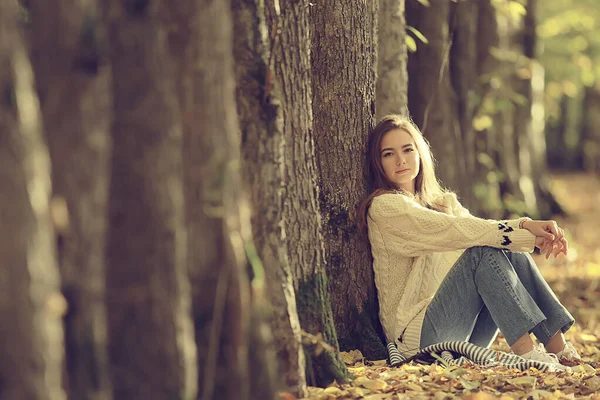 Menina Sentado Parque Outono Estação Outono Setembro Floresta — Fotografia de Stock