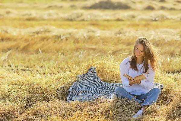 女の子の夏の優しさ白いシャツフィールド 幸福の自由を見て女性 — ストック写真
