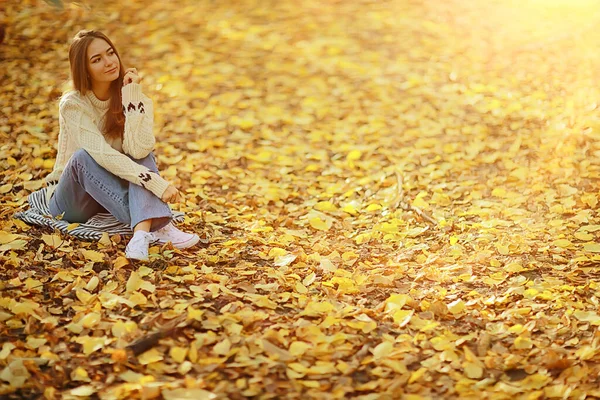Dívka Sedí Podzimní Park Podzimní Sezóna Září Lese — Stock fotografie