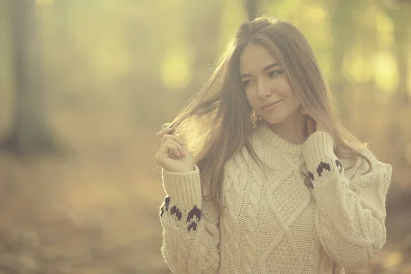 Hermoso Pelo Largo Morena Campo Verano Viento Pelo Largo Saludable — Foto de Stock