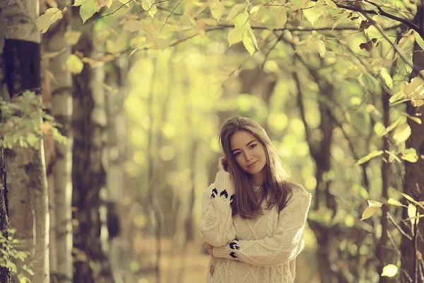 Autunno Parco Passeggiata Femminile Freddo Stile Vita All Aperto Settembre — Foto Stock