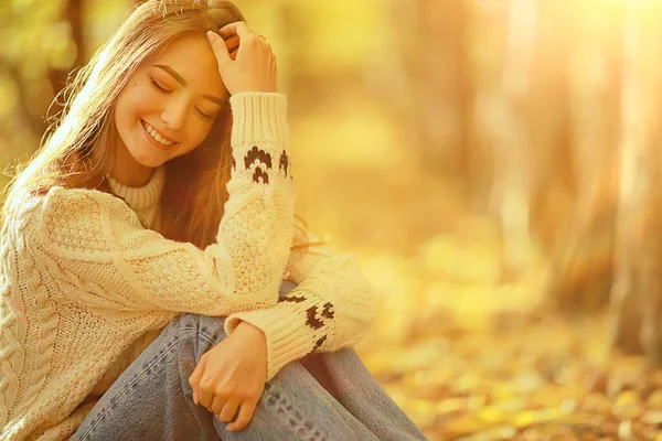 Meisje Zittend Herfst Park Herfst Seizoen September Het Bos — Stockfoto