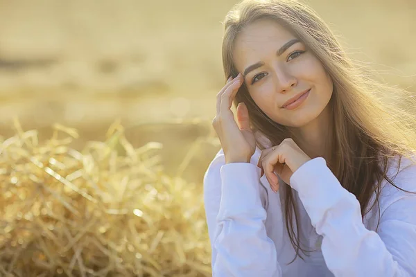 Flicka Sommar Ömhet Vit Skjorta Fält Lycka Frihet Titta Kvinna — Stockfoto