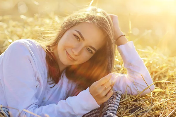 Estate Ritratto Soleggiato Una Ragazza Felice Femminile Felicità Sole Abbagliamento — Foto Stock