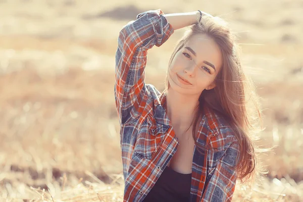 若い夏の風景の自由ライフスタイルへのモデルの女の子のカントリーシャツ — ストック写真