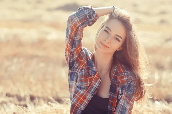 Modelo Chica País Camisa Jaula Campo Paja Joven Verano Paisaje —  Fotos de Stock