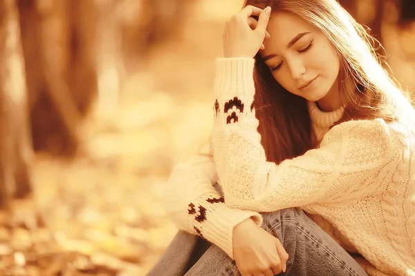 Triest Meisje Herfst Park Stress Eenzaamheid Jong Persoon Vrouwelijk — Stockfoto