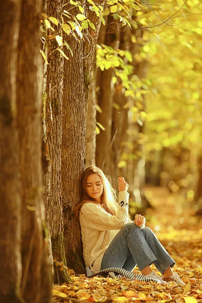 Autunno Ragazza Maglione Maglia Stile Stile Vita Parco Aspetto Attraente — Foto Stock