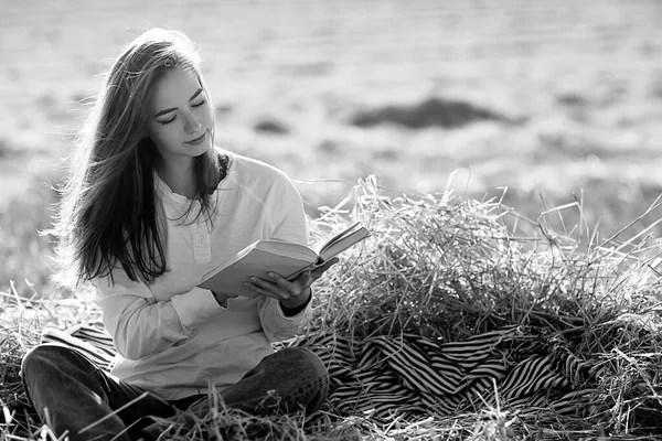 Femmina Che Legge Libro Campo Estivo Donna Paglia Che Legge — Foto Stock