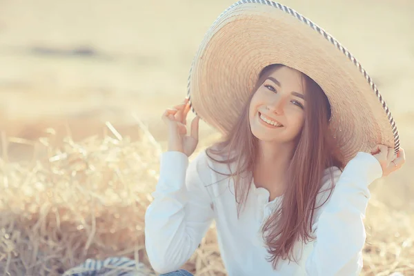 Fröhlich Fröhliches Mädchen Lächelt Sommer Feld Porträt Junges Mädchen Glück — Stockfoto