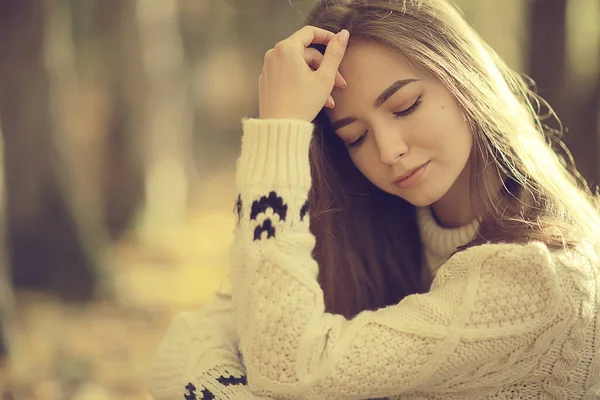 Menina Triste Parque Outono Estresse Solidão Jovem — Fotografia de Stock