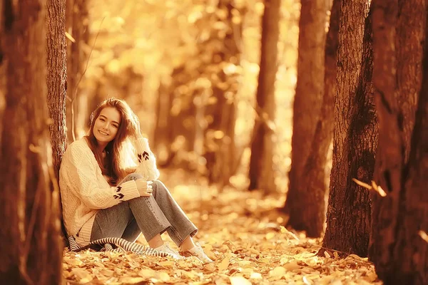 Niña Sentado Parque Otoño Temporada Otoño Septiembre Bosque — Foto de Stock