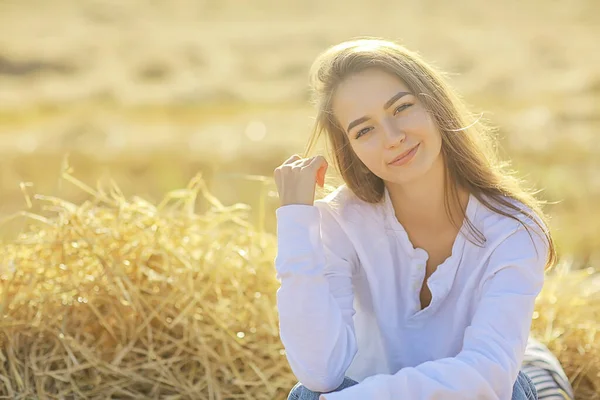 女の子の夏の優しさ白いシャツフィールド 幸福の自由を見て女性 — ストック写真