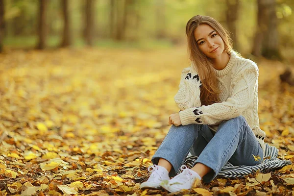 Dziewczyna Siedzi Jesienią Park Jesień Sezon Wrzesień Lesie — Zdjęcie stockowe