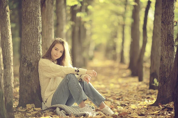 Fată Tristă Parcul Toamnă Stres Singurătate Persoană Tânără Femeie — Fotografie, imagine de stoc