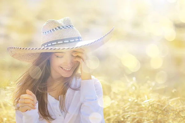 Летний Солнечный Портрет Счастливой Девушки Женское Счастье Солнце Блики Соломы — стоковое фото