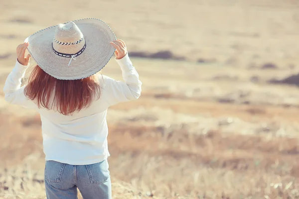 女の子フィールドわら帽子夏の表情自由フィールド幸福の肖像画若い女性 — ストック写真