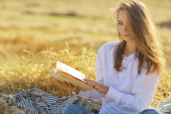 Mujer Leyendo Libro Campo Verano Paja Mujer Leyendo Libro Estudiante — Foto de Stock