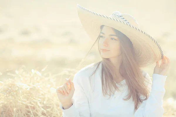 Flicka Fält Halm Hatt Sommar Look Frihet Fält Lycka Porträtt — Stockfoto