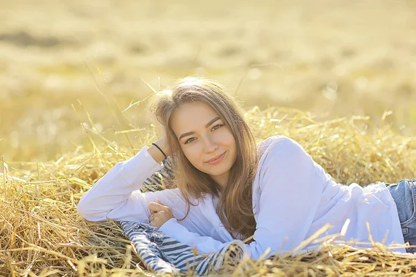 Hermoso Pelo Largo Morena Campo Verano Viento Pelo Largo Saludable —  Fotos de Stock