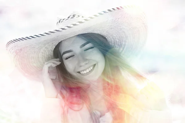 Feliz Mujer Chica Verano Bokeh Borrosa Fondo Abstracto Sonrisa Rosa —  Fotos de Stock