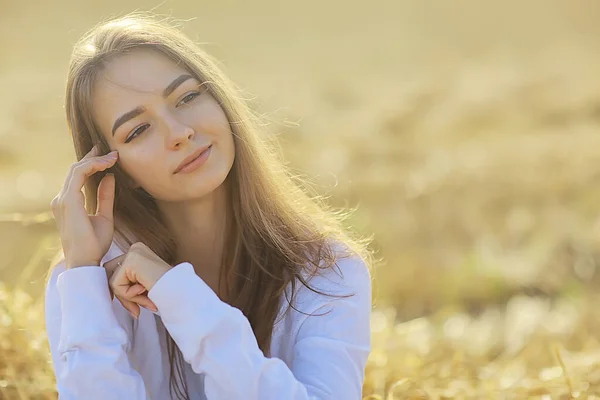 Vacker Lång Hår Brunett Fält Sommar Vind Frisk Långt Hår — Stockfoto