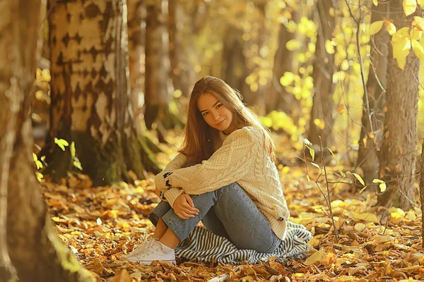 Menina Sentado Parque Outono Estação Outono Setembro Floresta — Fotografia de Stock
