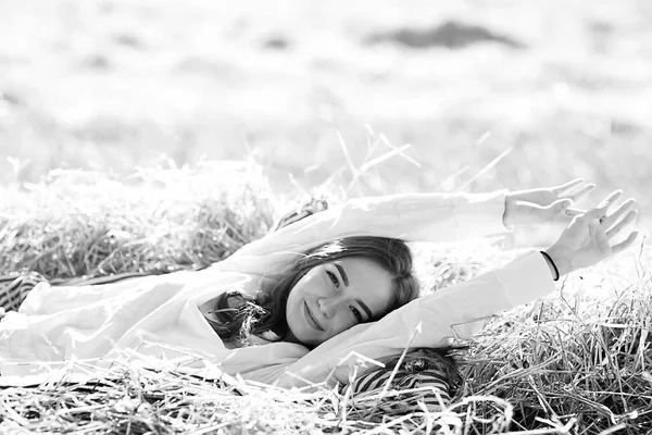 Retrato Blanco Negro Una Chica Alegre Estilo Country Libertad Joven —  Fotos de Stock