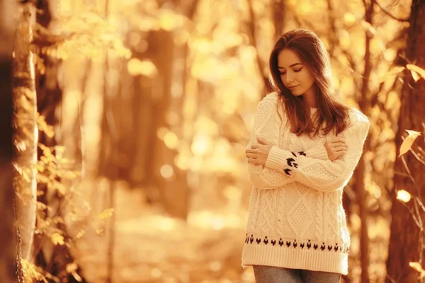 Trauriges Mädchen Herbstpark Stress Einsamkeit Junger Mensch Weiblich — Stockfoto