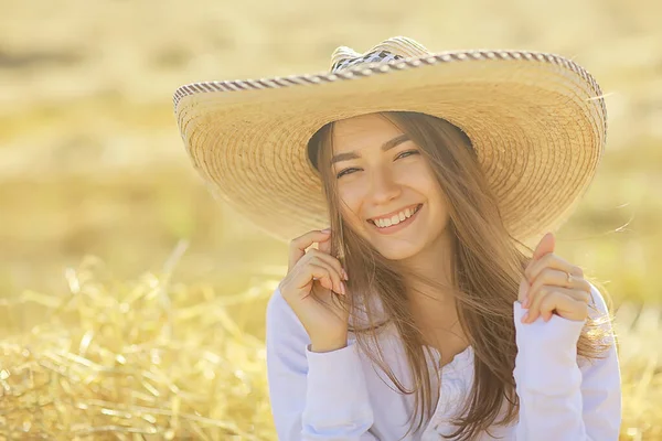 Flicka Fält Halm Hatt Sommar Look Frihet Fält Lycka Porträtt — Stockfoto