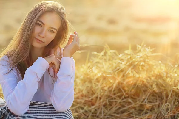 Romântico Jovem Modelo Verão Campo Natureza Campo Felicidade Sol Paisagem — Fotografia de Stock