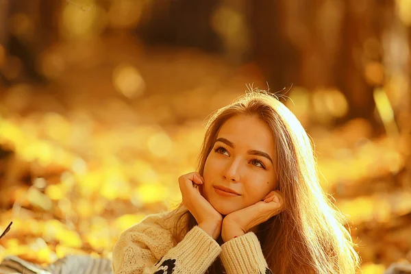 Autunno Parco Passeggiata Femminile Freddo Stile Vita All Aperto Settembre — Foto Stock