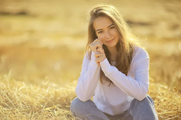 女の子の夏の優しさ白いシャツフィールド 幸福の自由を見て女性 — ストック写真