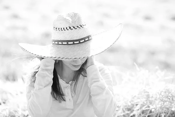 Черно Белый Портрет Веселой Девушки Стиле Кантри Свобода Молодой Женщины — стоковое фото