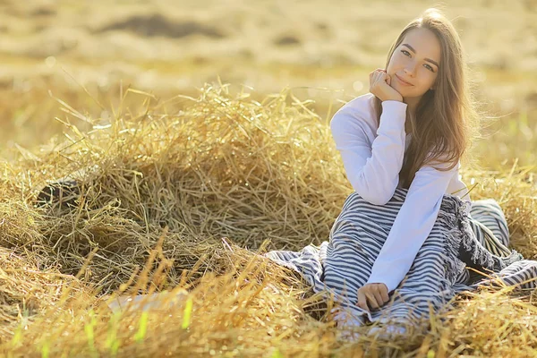 Ragazza Estate Tenerezza Campo Camicia Bianca Felicità Libertà Guarda Donna — Foto Stock