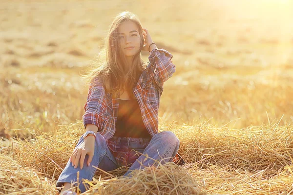 Sommar Soligt Porträtt Lycklig Flicka Kvinnlig Lycka Sol Bländning Halm — Stockfoto