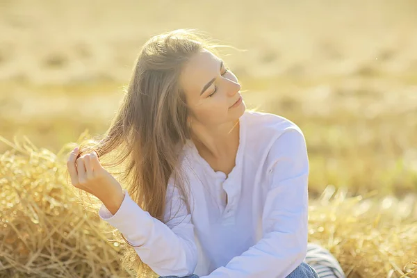 Hermoso Pelo Largo Morena Campo Verano Viento Pelo Largo Saludable —  Fotos de Stock