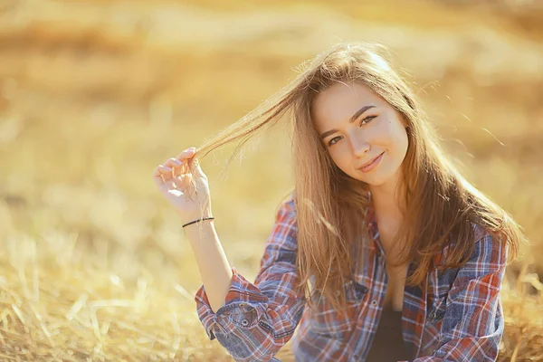 Veselă Fată Fericită Zâmbind Vara Câmp Portret Fată Tânără Stil — Fotografie, imagine de stoc