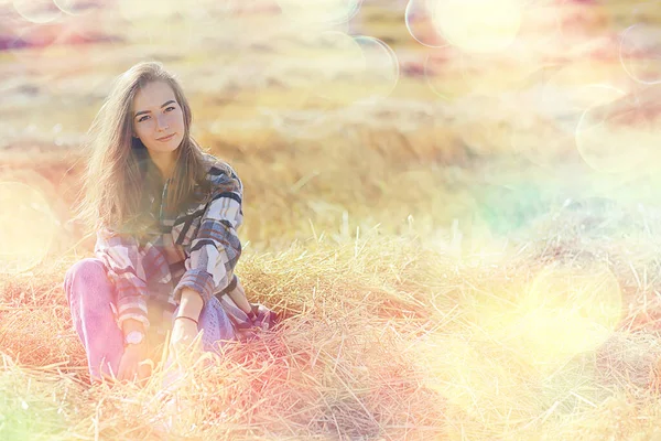 Feliz Feminino Menina Verão Bokeh Desfocado Fundo Abstrato Sorriso Rosa — Fotografia de Stock